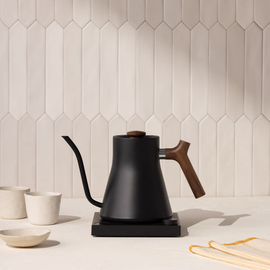 Tetera Stagg EKG PRO Matte Black con Mango Madera con control de temperatura (220v)